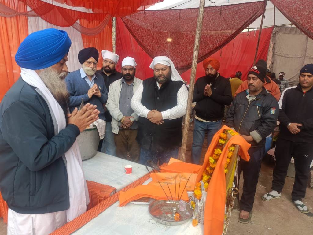 Dedicated to the four Sahibzades Pehalwan Lok Bhalai Youth Club Modi Plaza Patiala organized a Langar of milk and bread